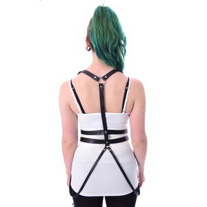Keinonahkainen harness