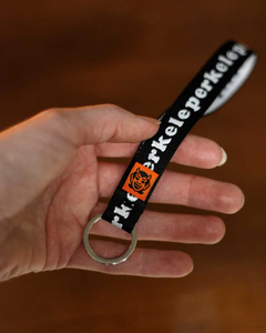 Kaamos Co. -kaiverrettu metallinen avainrengas.