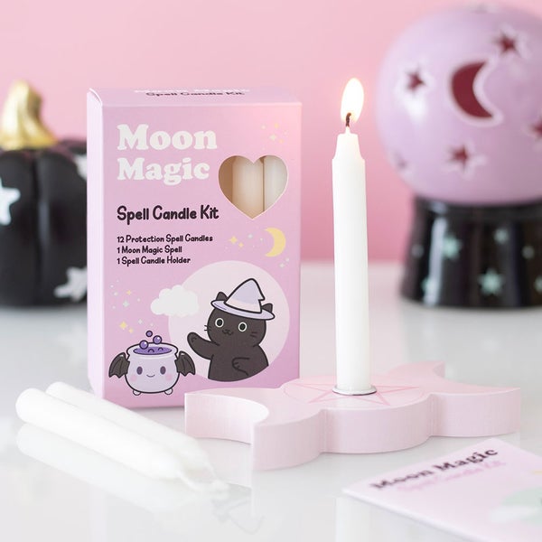 Moon Magic -loitsukynttil&auml;setti ja palava valkoinen kynttil&auml;