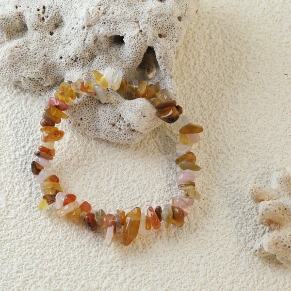 Moniv&auml;rinen akaatti sirukivirannekoru