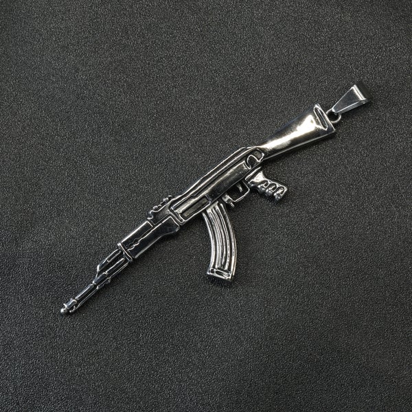 Kiillotettu hopeanv&auml;rinen Assault Rifle -riipus.