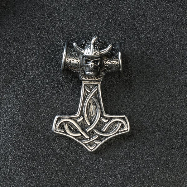 N&auml;ytt&auml;v&auml; Skull Mj&ouml;lnir -riipus pohjoismaisella muotoilulla.
