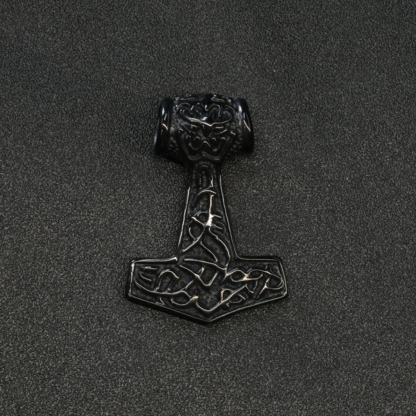 Musta Mj&ouml;lnir-ter&auml;sriipus kiilt&auml;v&auml;ll&auml; viimeistelyll&auml;