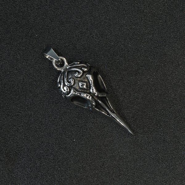 N&auml;ytt&auml;v&auml; Raven Skull -riipus yksityiskohtaisella viimeistelyll&auml;.