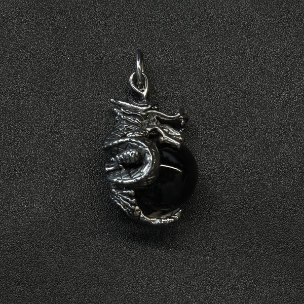 Dragon Orb -ter&auml;sriipus n&auml;ytt&auml;v&auml;ll&auml; lohik&auml;&auml;rmedesignilla.