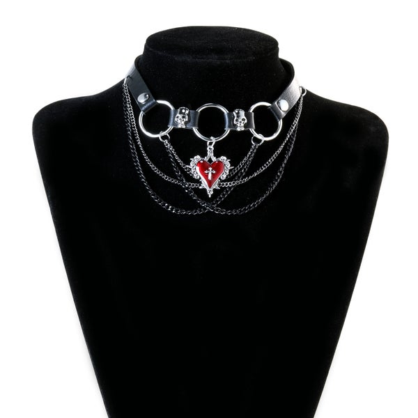 Sacred Heart Skull Choker mustalla keinonahalla, ketjuilla ja punaisella syd&auml;nriipuksella