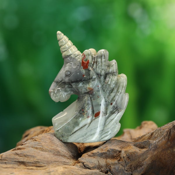 Afrikan verikivi yksisarvinen kiviveistos n. 5 cm